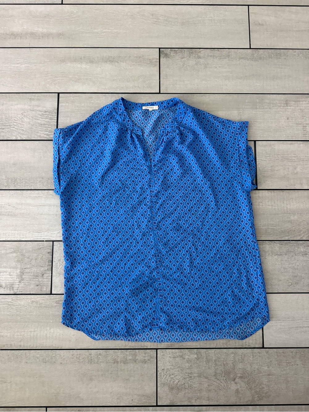 Pleione Blue Geometric Short-Sleeve Button-Down Shirt